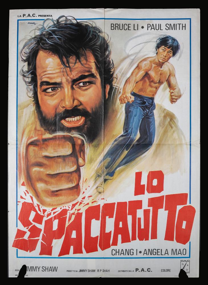 L'immagine riproduce uno dei manifesti conservati presso la Mediateca Regionale Pugliese (vedi Note). Si tratta di una delle versioni grafiche per il manifesto del film “Lo spaccatutto” del 1979 per la regia di Jimmy Shaw. La firma che si legge in alto a sinistra appartiene allo Studio E2, fondato da Ezio Tarantelli e Enzo Sciotti. La grafica molto semplice, su uno sfondo bianco presenta i due protagonisti, Bruce Li rappresentato a figura intera e il grande primo piano di Paul Smith con pugno chiuso pronto per colpire che sembra rompere le prime tre lettere del titolo nella parte inferiore del manifesto....