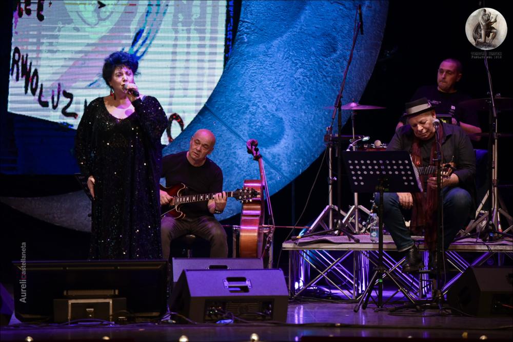 <div>Lo scatto immortala un momento dello spettacolo "Vasame - L'amore è Rivoluzionario", in scena al Teatro Orfeo di Taranto il 2 dicembre 2024 con Marisa Laurito a Enzo Gragnaniello, per la regia di Massimo Venturiello. Questo spettacolo rientra nel cartellone della stagione teatrale 2024/2025, nell’ambito degli appuntamenti del “Teatro Orfeo 110 anni di storia”.</div><div>La musica del cantautore Enzo Gragnaniello accompagna il canto e la recitazione sulle sfaccettature struggenti e divertenti de “l’ammore” di Marisa Laurito.</div><div>“Vasame” è il titolo di una canzone di Enzo Gragnaniello e il sottotitolo recita “l’amore è rivoluzionario” perché in un mondo avvolto da vio...