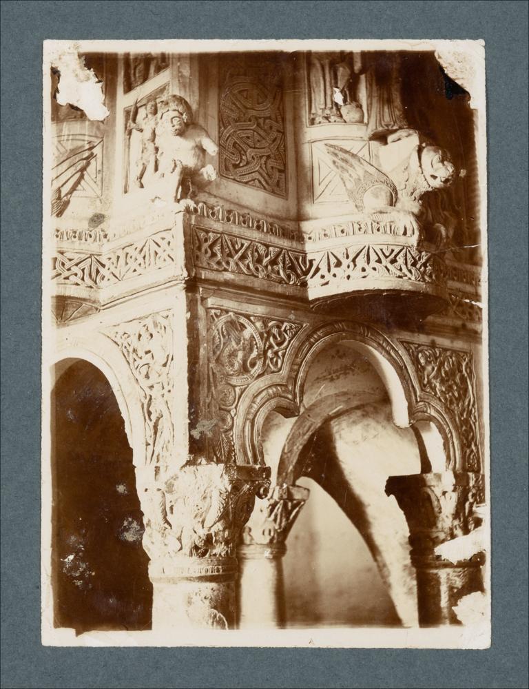 <div class="ql-editor"><div>Documentazione fotografica dell'ambone della Chiesa di Santa Maria del Lago a Moscufo (PE).</div><div class="ql-align-justify">L'immagine digitale fa parte della raccolta fotografica di Giuseppe Ceci (1863-1938), studioso delle arti figurative dell’Italia meridionale e tra i promotori delle Società di Storia Patria di Napoli e della Puglia. Tale raccolta si inserisce nel vivace clima culturale dell’Italia postunitaria, caratterizzato dal progressivo consolidarsi di una «coscienza nazionale» alimentata anche dal confronto e dal dialogo con le realtà storiche e culturali locali.</div><div class="ql-align-justify">Oggi la Biblioteca Comunale di Andria conserva oltre settecento fotografie dedicate alla Puglia medie...