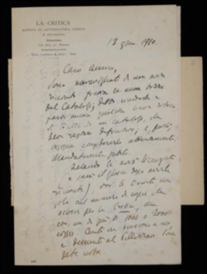 Essendo ancora in attesa delle bozze del catalogo degli scrittori d'Italia, nella lettera Benedetto Croce chiede a Giovanni Laterza che, una volta licenziato, ne siano tirate copie sufficienti per sé e per Achille Pellizzari, oltre quelle da inserire ne “La Critica”. Inoltre, prevedendo la prossima conclusione del volume di David Hume e assicurando che si occuperà di sollecitare il curatore del volume di Johann G. Fichte e che Giovanni Gentile farà lo stesso per quello di Immanuel Kant, Croce prega l'editore di fare altrettanto con Emilio Cecchi in merito al volume di Gottfried W. Leibniz; per quanto riguarda poi gli altri volumi da mandare in composizione, propone “La scienza nuova” di Giambattista Vico, per il quale suggerisce la tipografia Giannini, e il volume di An...