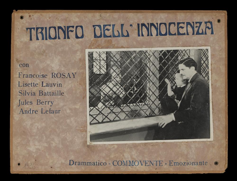 L'immagine riproduce uno dei manifesti conservati presso la Mediateca Regionale Pugliese (vedi Note). Si tratta del soggetto della fotobusta del film "(Il) Trionfo dell'innocenza". La produzione italiana di fotobuste negli anni '30 e '40 comprendeva anche quelle realizzate su supporti cartonati di dimensioni particolari, spesso 24x34 cm o più genericamente di 49x34 cm circa. Come vediamo da questo esempio, le fotobuste di questo tipo su cartone (che venivano chiamate di tipo "anteguerra") presentano una fotografia di scena in bianco e nero incollata, che qui rimanda ad uno dei momenti più drammatici del film e che lascia intuirne la trama. Intorno, nello spazio rimanente, con un'illustrazione autonoma, venivano indicate dal grafico le informazioni principali del film (t...