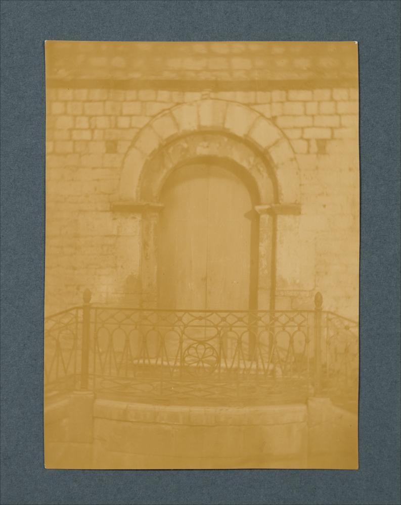<div class="ql-editor"><div>Documentazione fotografica di Portale romanico a doppia ghiera del XII sec.</div><div><br></div><div>﻿La raccolta fotografica di Giuseppe Ceci (1863-1938), studioso delle arti figurative dell’Italia meridionale e tra i promotori delle Società di Storia Patria di Napoli e della Puglia, si inserisce nel vivace clima culturale dell’Italia postunitaria, caratterizzato dal progressivo consolidarsi di una «coscienza nazionale» alimentata anche dal confronto e dal dialogo con le realtà storiche e culturali locali.</div><div>Oggi la Biblioteca Comunale di Andria conserva oltre settecento fotografie dedicate alla Puglia medievale, a Napoli e al patrimonio storico-artistico dell’Italia meridionale. Il corpus...