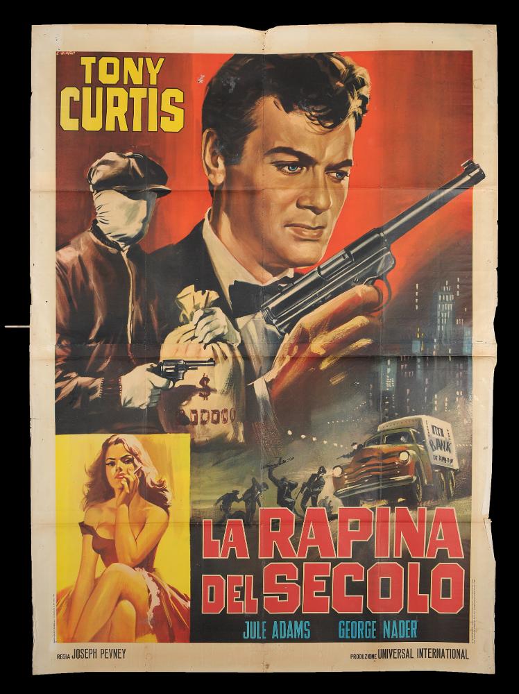L'immagine riproduce uno dei manifesti conservati presso la Mediateca Regionale Pugliese (vedi Note). Si tratta di una delle versioni grafiche del manifesto del film "La rapina del secolo", a firma di Renato Casaro, di cui si conserva anche l'altra versione per il manifesto 140x100. Autodidatta, tra i maggiori rappresentanti della grafica e del manifesto del secondo dopoguerra, sviluppa una grande tecnica e raffinatezza formale sugli esempi più prestigiosi di altri pittori di cinema, primo tra tutti Cesselon, alla quale mescola linguaggi compositivi più innovativi (fotografico e grafico) anche usando tecniche e strumenti diversi, come l'aerografo. Anche per questa versione, Casaro realizza una composizione di grande impatto, molto moderna, con un bellissimo ritratto di ...