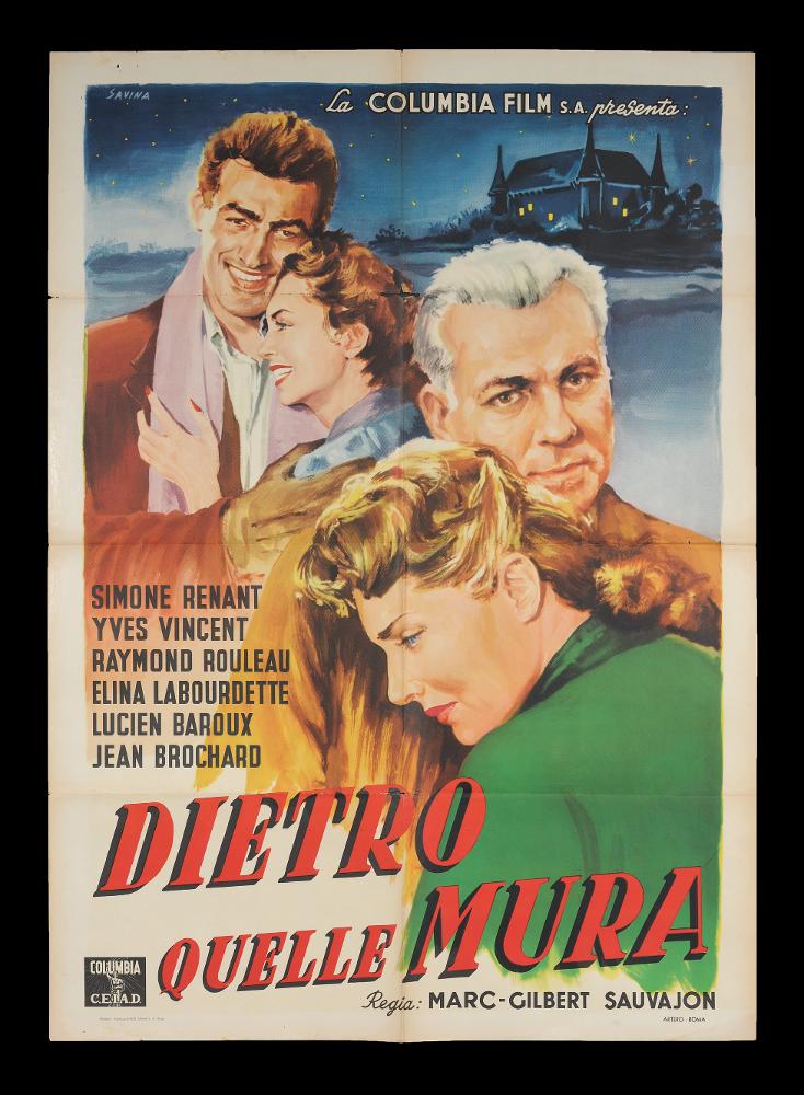 L'immagine riproduce uno dei manifesti conservati presso la Mediateca Regionale Pugliese (vedi Note). Si tratta di una delle versioni grafiche del manifesto di “Dietro quelle mura”, film francese del 1951 diretto da Marc-Gilbert Sauvajon. L’illustratore del manifesto è Savina (L.), come si evince dalla firma in alto a sinistra. Del pittore non si hanno informazioni, ma il suo stile rientra nei canoni più tradizionali della pittura di cinema degli anni '50. Bella la composizione narrativa, sviluppata su due piani grazie alla sovrapposizione delle coppie che creano continuità di narrazione, sullo sfondo di una notte stellata. Le stesure cromatiche delle figure in primo piano sono luminose e fluide, emergono dal fondo blu notte. Savina mostra la sua abilità pittorica e da ...