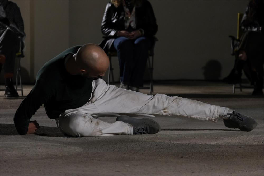 <p class="ql-align-justify">Lo scatto riprende uno dei momenti della performance “There is a Planet” di Michele Scappa, andata in scena nella serata dell’8 novembre 2024 in occasione del BIG Bari International Gender Festival presso l’Arena Expostmoderno. L’indagine che “There is a Planet” intende portare avanti prende ispirazione dalla mostra fotografica di Ettore Sottsass alla Triennale di Milano (2017-18), da cui trae l’omonimo titolo. Sono fotografie, scattate in quarant’anni di viaggi intorno al mondo, che riguardano l’abitare e in generale la presenza dell’uomo sul pianeta: tra le pagine scorrono gli scenari incontaminati della natura (panorami di fiumi, foreste, distese marine, rocce) e immagini di...