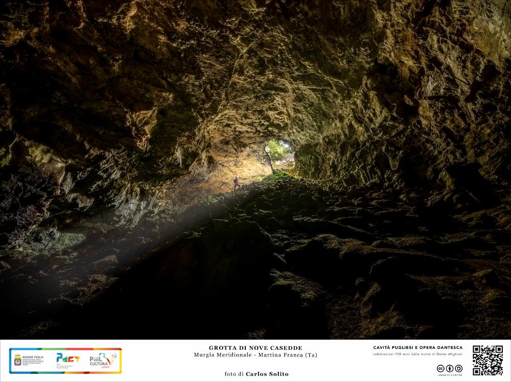 Un piccolo salto verticale di 5 metri e ci ritroviamo nella gigantesca Grotta di Nove Casedde, a Martina Franca, nelle Murge meridionali.
Un potente fascio di luce illumina l’accesso a una delle cavità più grandi di tutto il territorio martinese che si estende nel sottosuolo per ben 800 metri.
La luce colpisce un enorme cono di detriti grandi e piccoli che riempie il buio antro roccioso, degradante ripidamente nella vasta caverna di forma ellittica. 
Qua e là, resti di grandi concrezioni si alternano a imponenti blocchi di suolo levigato. Numerose le colate calcitiche che appaiono frammentate e poi quasi ricomposte grazie all’opera di nuovi depositi di roccia.
L’immagine digitale fa parte della raccolta di fotografie prodotte da Carlos Solito per il Progetto digitale “S...