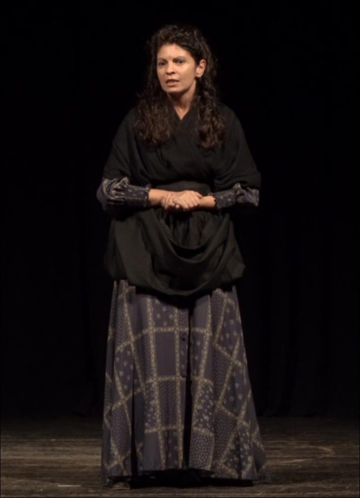 Nella foto l’attrice e regista Elisabetta Aloia interpreta “La ianara”, spettacolo prodotto da Diaghilev nell’ambito del Progetto Teatro Studio 2021 e portato in scena il 9 Ottobre 2021 presso il Teatro Van Westerhout di Mola di Bari.
Affascinata dalla lettura del romanzo di Licia Giaquinto “La ianara”, la regista Elisabetta Aloia ha voluto approfondire il tema della stregoneria e del suo radicamento nelle società contadine del sud Italia, leggendo testimonianze provenienti dalle terre del sud, Irpinia, Basilicata, Puglia e Sicilia, storie di janare, masciare, mavare, storie di donne e di tradizioni e leggende non ancora svelate ma colme di fascino. 
In questo mondo si inserisce perfettamente la figura di Adelina, una donna che nega per l’intera esistenza la sua natura ...