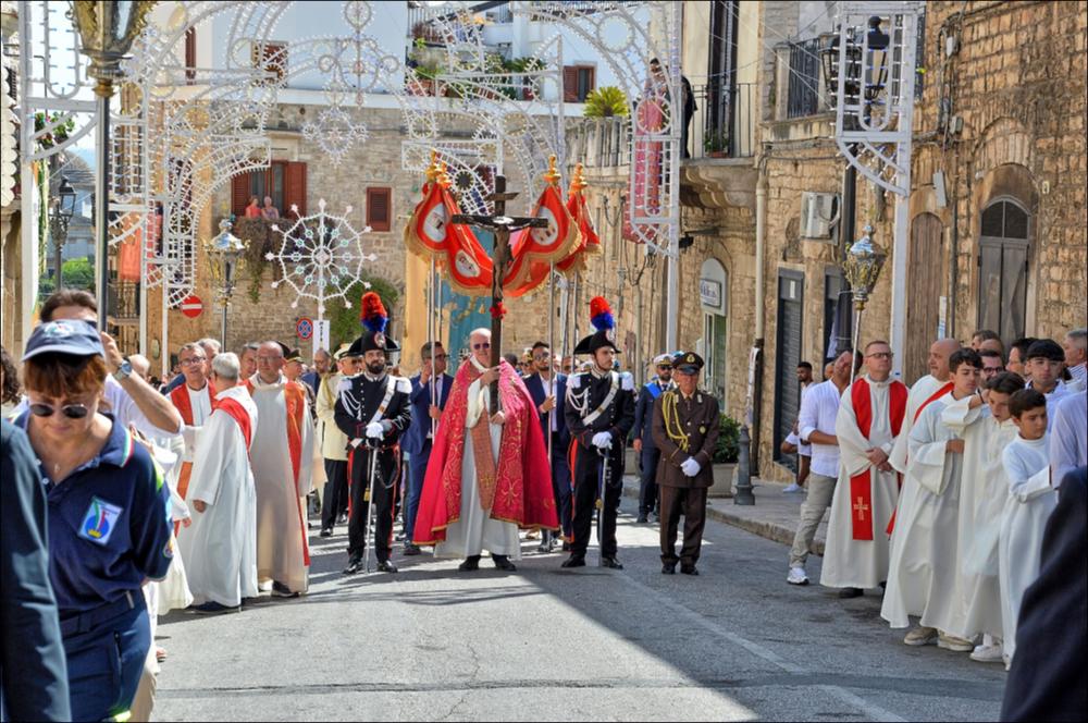 <div class="ql-editor"><div>Lo scatto fotografico immortala la processione dei fedeli che accompagna il ritorno del Santissimo Crocifisso nella Chiesa Matrice di Santa Maria La Porta che lo custodisce nei mesi invernali. La Festa del SS. Crocifisso di Auricarro, istituita nel 1853, si celebra in due momenti diversi, il 3 Maggio e la terza settimana di settembre a Palo del Colle (Bari). La Festa si caratterizza, dal punto di vista liturgico, con messe solenni e tre processioni con il simulacro del Crocifisso lungo le vie storiche del paese (il SS. Crocifisso viene portato in processione dalla Chiesa S. Maria La Porta alla chiesetta rupestre di Auricarro (dimora estiva) per benedire i campi e poi, a settembre, vi è il ritorno dell’effige nella Chiesa Matrice in...
