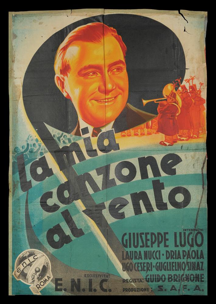 L'immagine riproduce uno dei manifesti conservati presso la Mediateca Regionale Pugliese (vedi Note). Si tratta di una delle versioni grafiche del manifesto del film "La mia canzone al vento" del 1939 per la regia di Guido Brignone. Il manifesto non presenta nessuna firma, ma vi sono molte delle caratteristiche della composizione grafica dei cartelloni cinematografici degli anni Trenta. In primo piano vi è il volto del protagonista maschile, il tenore Carlo Tanzi, interpretato da Giuseppe Lugo; colpisce l’inserimento del volto nella testa di una nota musicale che riempie completamente lo spazio grafico, suggerendo concettualmente il legame della storia con la musica, esplicitato anche dal titolo che sembra occupare gli spazi di un pentagramma. Sul lato destro, in aranci...
