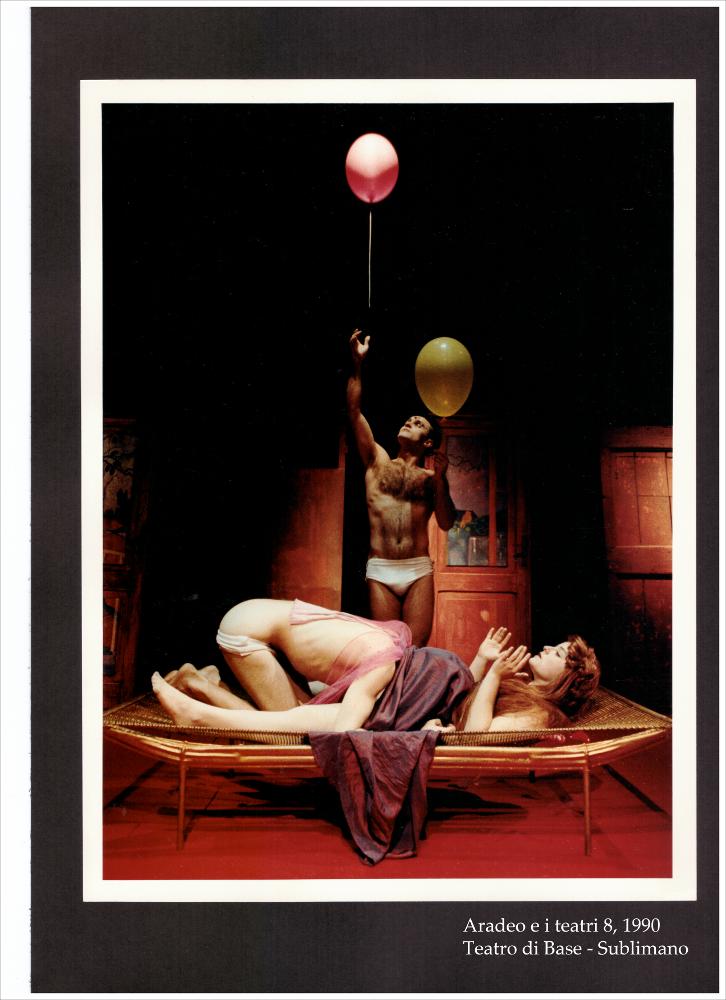 La fotografia a colori cattura un momento suggestivo dello spettacolo "Sublimano", rappresentato nel 1990 durante la rassegna annuale “Aradeo e i Teatri” (8), un appuntamento con il teatro sperimentale che la compagnia Koreja nata nel 1983 nel piccolo borgo salentino di Aradeo porta avanti sin dall'anno della sua fondazione. La performance sperimentale fu messa in scena dalla compagnia di Bologna "Teatro di base", su ispirazione delle "diversioni erratiche di Witkacy", con la regia di Vladimira Cantoni. La regista si distinse nel panorama artistico teatrale per la sua passione e per la sua attenzione pedagogica. Proprio grazie alla sua esperienza scolastica in una terza media, ebbe modo di creare con la sua classe di giovanissimi quattordicenni il Gruppo Teatro di Base,...