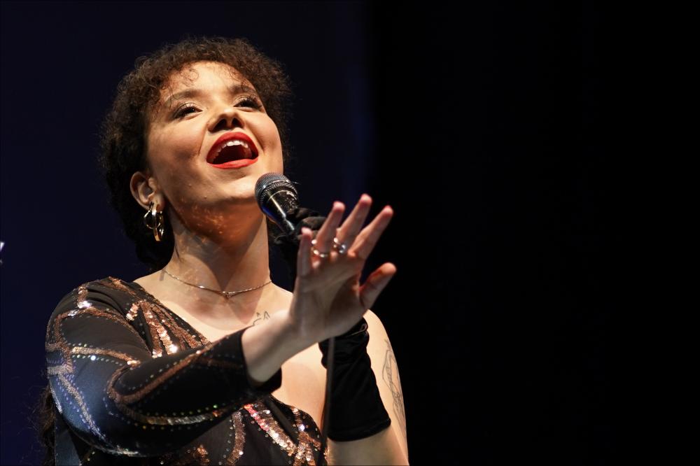 <div>Lo scatto ritrae un momento del concerto “Women in Jazz – Badrya Razem 5et”, tenutosi il 26 marzo 2024 presso il Teatro AncheCinema di Bari.</div><div>Protagonista della serata è Badrya Razem, cantante italiana di origine araba tra le voci più interessanti del jazz contemporaneo, impegnata nel progetto “Close to You – Celebrating Burt Bacharach”, nato nel 2022 e interamente dedicato al repertorio del celebre compositore americano. Accompagnata da Nicolò Petrafesa al pianoforte, Nunzio Maria Laviero al contrabbasso, Vitantonio Gasparro al vibrafono e Fabio Accardi alla batteria, Razem rilegge alcuni dei brani più rappresentativi del catalogo bacharachiano, dai classici intramontabili fino alle composizioni pi&#...