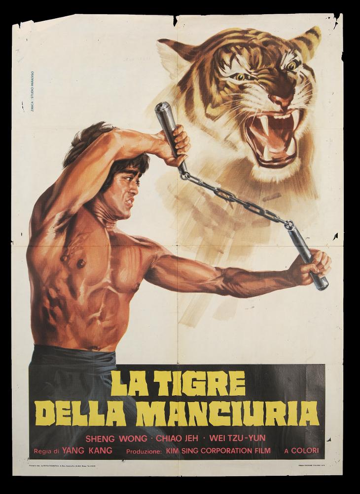 L'immagine riproduce uno dei manifesti conservati presso la Mediateca Regionale Pugliese (vedi Note). Si tratta della versione grafica del manifesto del film "La tigre della Manciuria". L’illustratore Zanca realizza con il noto Studio Paradiso la composizione in oggetto, in cui, sul fondo bianco, esalta le figure del lottatore di arti marziali e la testa di tigre in primo piano, simbolo di un tipo di stile delle arti marziali, oltre che di forza. Questo tipo di grafica è tipica degli anni '60-'70 e si ritrova spesso nelle composizione dei film orientali incentrati sul tema, donando dinamicità e potenza alle scene e ai personaggi rappresentati....