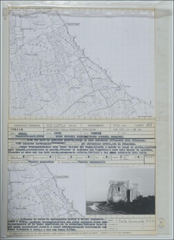 La scheda in oggetto è parte del volume “Censimento delle opere fortificate in Puglia”, risultato dell'attività promossa dalla Regione Puglia tra il 1981 e il 1982, per individuare e descrivere le principali costruzioni in muratura presenti nel territorio. Composta da due fogli sciolti, è redatta da Paola Lavermicocca il 10 agosto 1982. Torre Specchia Ruggieri è situata a Vernole in provincia di Lecce in vicinanza alla costa. La costruzione fortificata risale al XVI secolo e si compone di un volume basso con sviluppo troncopiramidale su due livelli. Il prospetto con muratura faccia a vista doveva essere impreziosito da caditoie non leggibili sul coronamento rifatto negli ultimi decenni. La struttura muraria è realizzata in conci regolari di pietra locale.