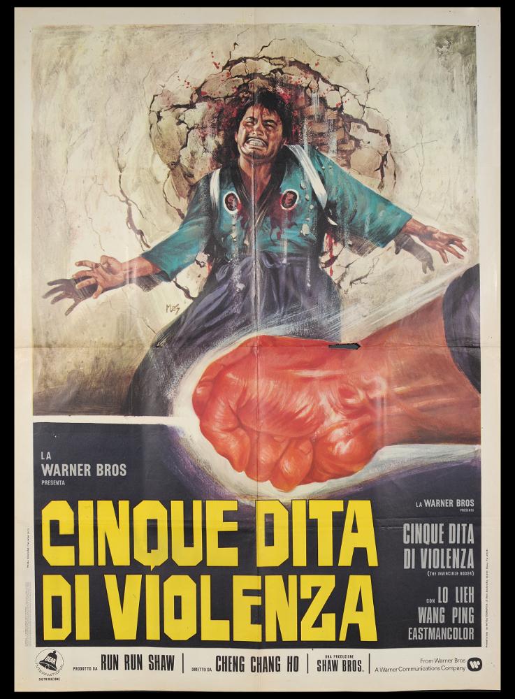 L'immagine riproduce uno dei manifesti conservati presso la Mediateca Regionale Pugliese (vedi Note). Si tratta di una delle versioni grafiche del manifesto del film “Cinque dita di violenza”, film giapponese del 1973, considerato un piccolo classico dagli estimatori. Autore del manifesto è Mario De Berardinis (Mos), appartenente alla terza generazione di pittori di cinema. Nato a La Spezia si trasferì a Roma dove ebbe il privilegio di divenire allievo di Averardo Ciriello e di Rodolfo Gasparri, tra i maggiori cartellonisti del tempo. Nella capitale riuscì ad aprire un suo studio grafico ed iniziò molte collaborazioni con diverse case di produzione. Tre sono le firme che ritroviamo sulle sue opere: all’inizio delle sua carriera firmava con il suo nome Mario De Berardini...