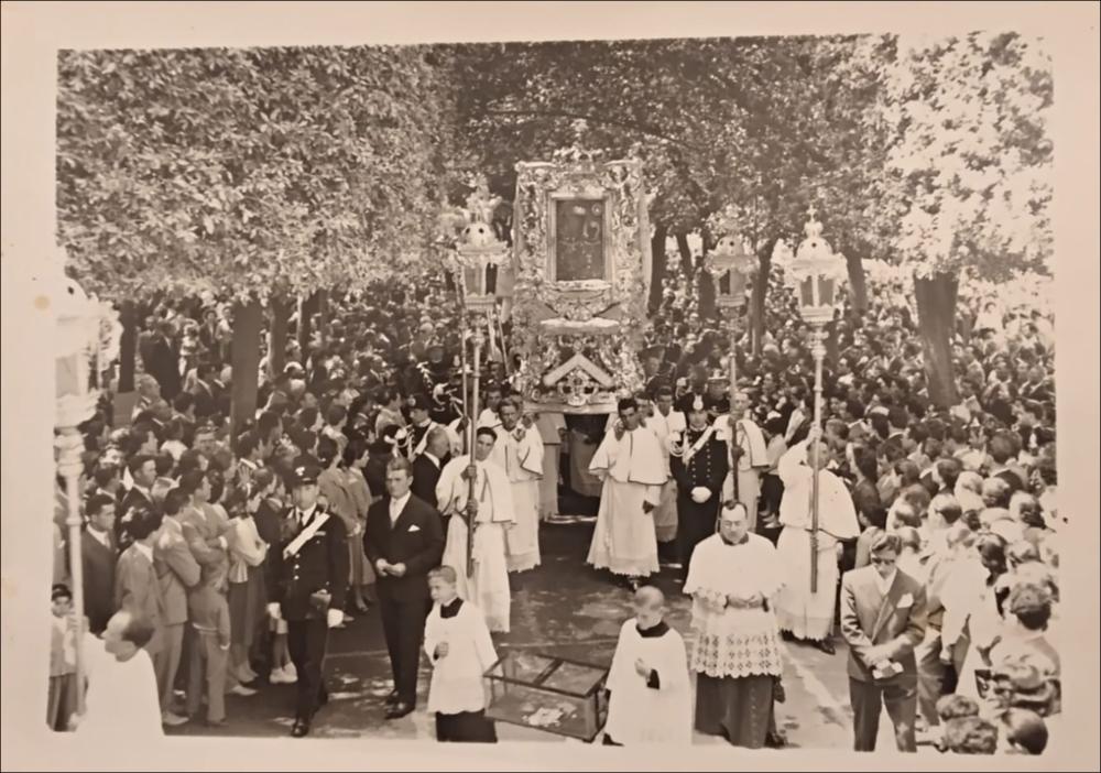 <div class="ql-editor"><div>La foto, risalente agli anni ’60, ritrae la <strong>Madonna della Fonte</strong> durante il passaggio della processione nella <strong>Villa Comunale Garibaldi</strong>. Tra i fedeli e le associazioni, i bambini delle scuole rendono omaggio alla Sacra Icona, la scena cattura lo spirito di devozione e la partecipazione viva della comunità conversanese in quel periodo, testimoniando una tradizione che si rinnova da decenni.  </div><div><br></div><div>La Festa della Madonna della Fonte di Conversano, celebrata dalla <strong>Basilica Cattedrale di Santa Maria Assunta</strong>, unisce fede, tradizione e spettacolo. La leggenda narra che nel 487 d.C. il Vescovo Simplicio portò a Conversano un’immagine miracolosa della Vergine, ...