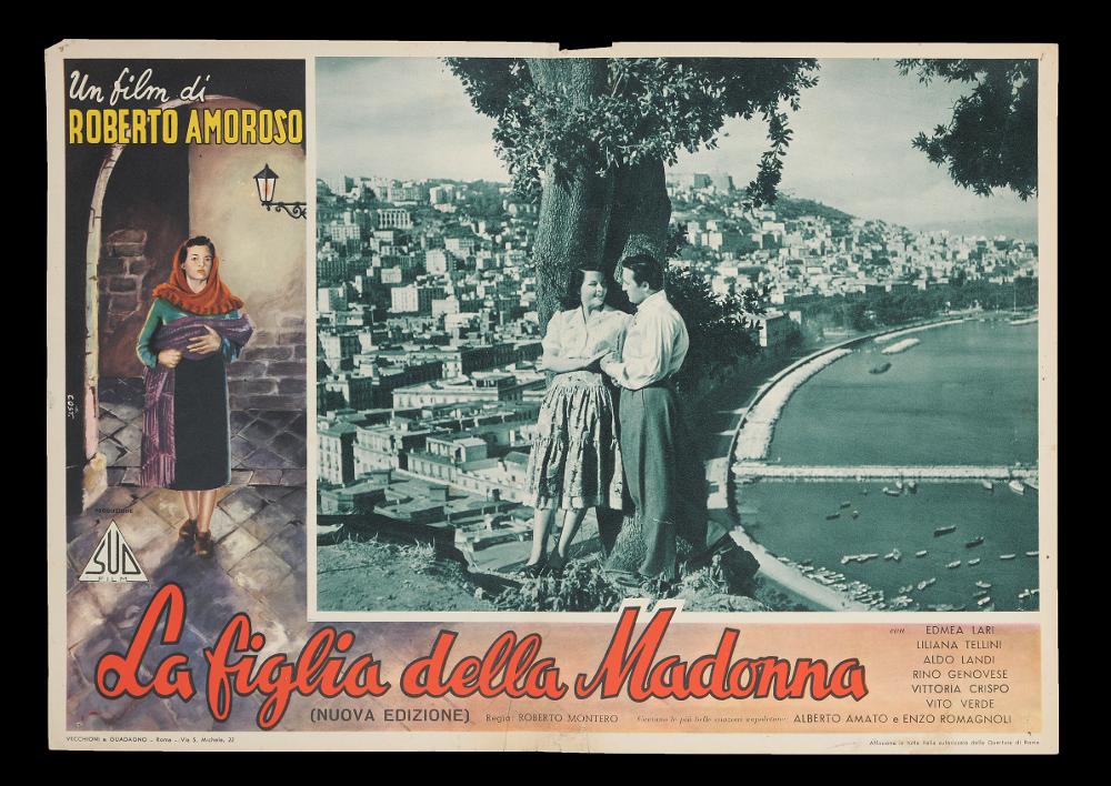 L'immagine riproduce uno dei manifesti conservati presso la Mediateca Regionale Pugliese (vedi Note). Si tratta di uno dei soggetti realizzati per la fotobusta del film “La figlia della Madonna” del 1949 per la regia di Roberto Montero. L'opera grafica è a firma di Cost., che realizza l'illustrazione sulla sinistra. La composizione sembra una miniatura ricca di dettagli ambientata nei vicoli della Napoli di fine anni Quaranta, che completa la splendida fotografia di scena con il panorama sul Golfo. Bella la figura della donna, protagonista di una vicenda sentimentale drammatica, a lieto fine....
