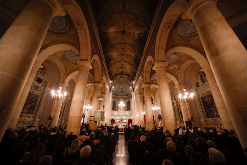 <div class="ql-editor"><div>Lo scatto fotografico immortala la Chiesa di Santa Maria della Neve gremita di fedeli che partecipano alla celebrazione eucaristica in onore del Santo Patrono, sant’Antonio di Padova.</div><div>I festeggiamenti consistono in tre giorni di festa preparati da una tradizionale tredicina. La vigilia (12 giugno) è la giornata nella quale si accendono le luminarie nel centro storico; il servizio bandistico anima le strade della città; la messa solenne concelebrata dai sacerdoti delle due parrocchie e i ministri; la grande processione e la consegna delle chiavi della città al Santo da parte del sindaco; la festa con le baracche e l’animazione musicale/bandistica; le giostre per i bambini e i ragazzi.</div><div>Il 13, giorn...