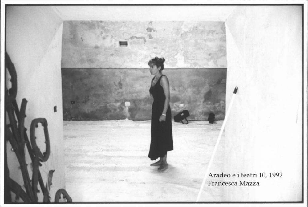 La fotografia in oggetto è stata scattata nel 1992 durante la rassegna annuale “Aradeo e i Teatri”, un appuntamento con il teatro sperimentale che la compagnia Koreja nata nel 1983 nel piccolo borgo salentino di Aradeo porta avanti sin dall'anno della sua fondazione. La fotografia cattura un momento fuori di scena dell'attrice di teatro Francesca Mazza, forse durante le prove del suo spettacolo, all'interno del Castello "Tre Masserie" ad Aradeo, sede storica della compagnia, dove si svolgevano alcuni degli spettacoli in programma e dove gli ospiti della kermesse salentina amavano intrattenersi. L'attrice, formatasi tra le aule della Scuola di Teatro di Bologna, lavorò dal 1983 al 1995 negli spettacoli di Leo De Bernardinis nel Teatro Di Leo, di cui fu co-fondatrice e co...