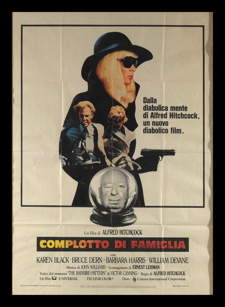 Manifesto moderno con un montaggio fotografico che mette in primo piano Karen Black e i due protagonisti: Bruce Dern, nel ruolo di George Lumley e Barbara Harris, nel ruolo di Blanche Tyler. È stata posta l'attenzione anche nel voler sottolineare la regia di Alfred Hitchcock, il cui ritratto è stato inserito in una sfera di cristallo. Il manifesto originale è conservato nell’Archivio della Mediateca Regionale Pugliese....