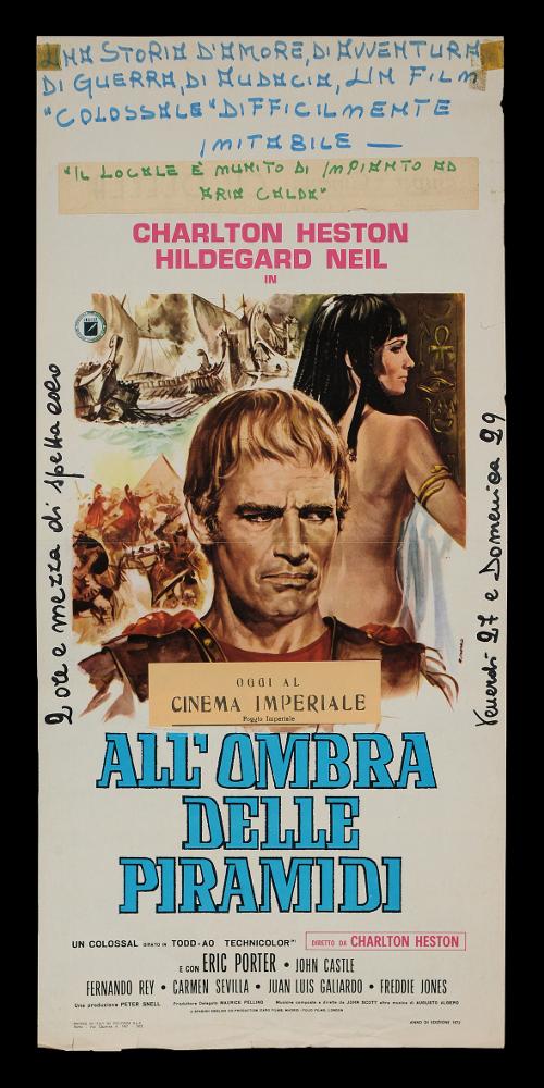 L'immagine riproduce uno dei manifesti conservati presso la Mediateca Regionale Pugliese (vedi Note). Si tratta di una delle locandine del film “All’ombra delle piramidi” del 1972, a firma di Casaro (Renato Casaro) come si evince dalla firma presente sul lato destro. Tra i maggiori rappresentanti della grafica e del manifesto Casaro adottò come modello Angelo Cesselon, il primo pittore ad utilizzare, per i manifesti cinematografici, un nuovo linguaggio che dà maggiore importanza ad una grande scena, ad un ritratto per raccontare una storia. Casaro è noto per essere stato un autodidatta che riuscì tuttavia ad acquisire competenze e abilità riconoscibili, come l’uso dell’aerografo e legami con le correnti surrealiste internazionali. La composizione grafica in oggetto è mo...