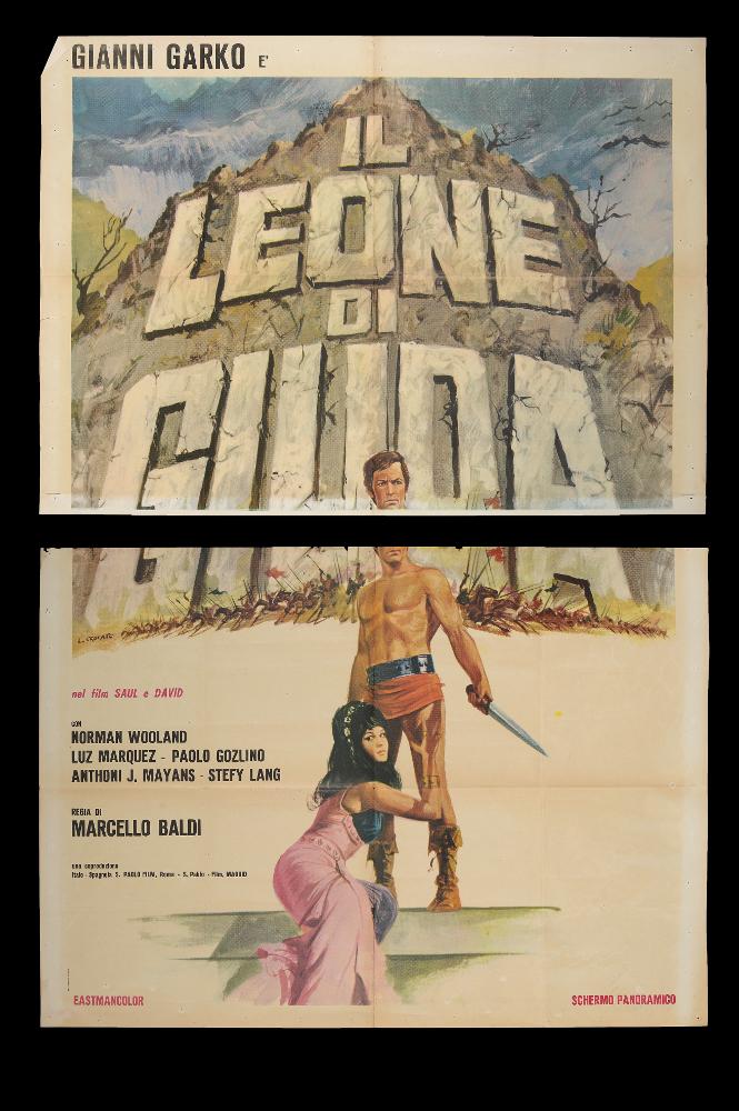 L'immagine riproduce uno dei manifesti conservati presso la Mediateca Regionale Pugliese (vedi Note). Si tratta di uno dei manifesti del film italo spagnolo “Saul e David". L’illustrazione è a firma di Luciano Crovato (Crovato), come si evince dalla firma sulla sinistra. Lo stile di Crovato si riconosce in più opere realizzate negli anni '60-'70: uno stile realistico e a volte crudo, asciutto, che contraddistingue anche questa composizione, fatta di pochi elementi narrativi, suddivisi nello spazio, in cui anche la scritta monumentale incisa sulla roccia "Il leone di Giuda" contribuisce a rendere l'ambientazione del film diventando parte integrante della scenografia pittorica. Accattivante e ad effetto anche la resa della prospettiva, con i due protagonisti ripresi dal b...