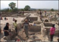Il video è un ricco e dettagliato lavoro documentario e promozionale realizzato dall'Università degli Studi di Foggia sul determinante ruolo che ha l'Istituto in studi, ricerche, formazione e didattica nel campo dell'Archeologia pugliese. “Non sono le perle a fare la collana, ma il filo” è la citazione di Bianchi Bandinelli, a sua volta ripresa da Flaubert, usata come incipit del film. La Daunia è una delle area della Puglia e di tutto il Mediterraneo più ricche di testimonianze storiche, artistiche, demoantropologiche, grazie al numero elevato di reperti, stratificazioni e aree archeologiche ed è per questo che l'Archeologia è uno dei 6 settori strategici dell'Università di Foggia, che basa i suoi corsi non solo su una didattica specifica e d'intervento diretto sui mat...
