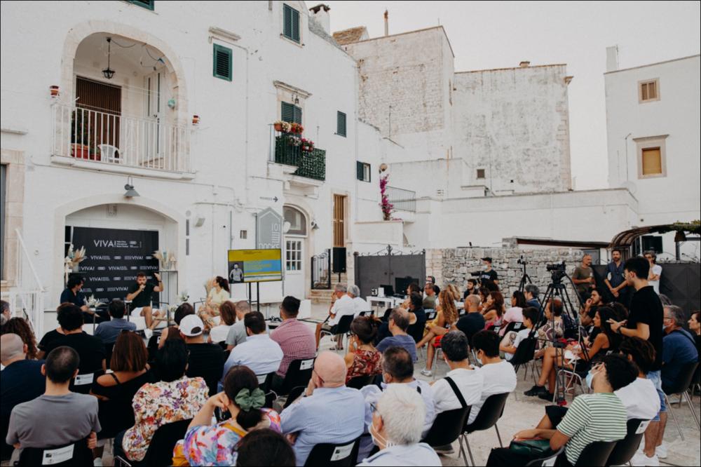 Nella foto un pubblico numeroso segue il primo talk di Extra Viva! (1° agosto 2021) con il celebre ospite Paolo Giordano, scrittore, editorialista per il Corriere della Sera e vincitore del premio Strega nel 2008. Molteplici gli interventi pubblici dello scrittore e preziose le sue riflessioni su ciò che accadeva nel mondo nel periodo pandemico.
Nel dibattito “OSSIGENO, PER TORNARE A RESPIRARE” accanto a Paolo Giordano sono intervenuti la giornalista Simonetta Sciandivasci e il conduttore radiofonico (Rai Radio2) Carlo Pastore.
Le serate all’insegna della musica sono state intervallate dagli appuntamenti dedicati alla convivialità di EXTRA VIVA! 2021, spin off di VIVA! Festival.
EXTRA VIVA! 2021 è un format di incontri, speech e dibattiti in cui dialogano soggetti diver...