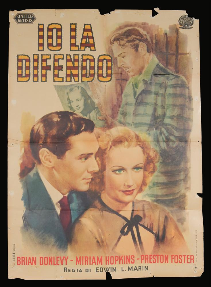 L'immagine riproduce uno dei manifesti conservati presso la Mediateca Regionale Pugliese (vedi Note). Si tratta di uno dei manifesti del film in bianco e nero “Io la difendo” del 1942 per la regia di Edwin L. Marin. Pur non presentando firme, l’illustrazione presenta molte delle caratteristiche della cartellonistica degli anni Quaranta e Cinquanta. Abbiamo una sovrapposizione di scene, in primo piano il lirico ritratto della coppia Preston Foster e Miriam Hopkins, alle loro spalle Brian Donlevy che deduciamo essere in prigione per la presenza delle ombre della cella e l’abbigliamento a righe, tipico nell’immaginario diffuso per rappresentare i detenuti. I colori utilizzati sono pastello e tendenti alle gradazioni del sabbia e alle tonalità spente del giallo. Particolare...