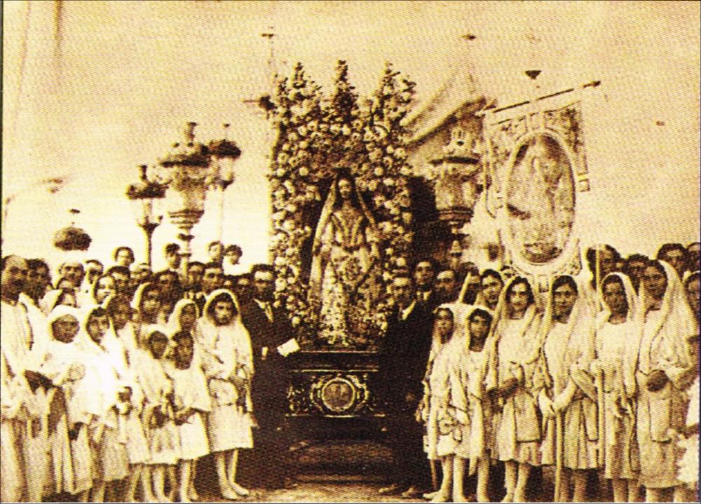 <div class="ql-editor"><div>La foto storica, databile al 1925, cattura l’immagine della statua della Madonna pronta per sfilare in Processione, ed è una preziosa testimonianza della fede e devozione popolare nei riguardi della Santa Patrona di Cassano delle Murge (BA).</div><div>La Festa Patronale dedicata alla Madonna degli Angeli a Cassano delle Murge risale probabilmente alla seconda metà del Quattrocento, quando alla devozione verso i patroni tradizionali – il Crocifisso e san Zenone – si affiancò quella per la Vergine degli Angeli. Tale culto nacque dal ritrovamento, intorno al 1250, di un affresco della Madonna in una grotta carsica delle Murge. L’immagine, tuttavia, sarebbe molto più antica e databile tra il III e il IV...