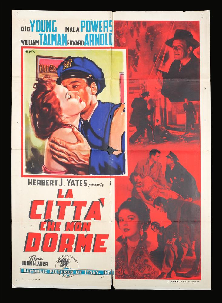L'immagine riproduce uno dei manifesti conservati presso la Mediateca Regionale Pugliese (vedi Note). Si tratta del manifesto del film americano "La città che non dorme", a firma di Enzo Nistri. Pittore romano che realizzò migliaia di manifesti per il cinema, Nistri si contraddistinse per un linguaggio maturo, uno stile semplice ed elegante che "si presta a raccontare ogni storia" (Baroni, 2018). Molti suoi lavori infatti si riconoscono per il tratto raffinato, ma al tempo stesso dalla forte intensità costruttiva data anche da un sapiente uso dei colori netti e linee dal contrasto accentuato, che aiutano a ben definire le figure e le scene descritte. Questa composizione si caratterizza anche per un taglio moderno, fatto di più spazi costruiti e momenti narrativi: a sini...