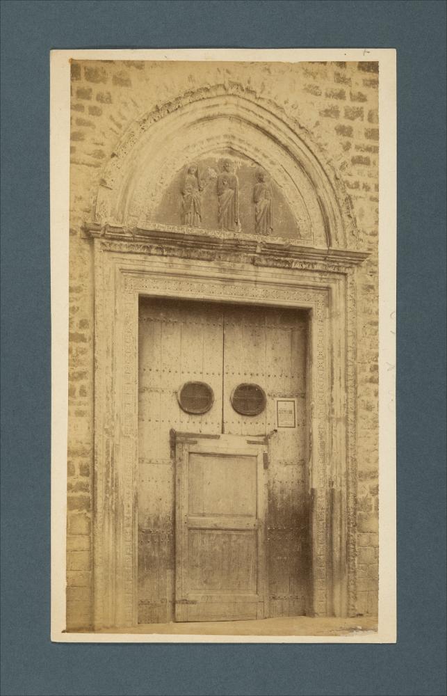 <div class="ql-editor"><div><span>Ritaglio da fotografia di Romualdo Moscioni che ritrae il portale della Chiesa Matrice di Corato (XII secolo).</span></div><div><span class="ql-cursor">﻿</span>﻿La raccolta fotografica di Giuseppe Ceci (1863-1938), studioso delle arti figurative dell’Italia meridionale e tra i promotori delle Società di Storia Patria di Napoli e della Puglia, si inserisce nel vivace clima culturale dell’Italia postunitaria, caratterizzato dal progressivo consolidarsi di una «coscienza nazionale» alimentata anche dal confronto e dal dialogo con le realtà storiche e culturali locali.</div><div>Oggi la Biblioteca Comunale di Andria conserva oltre settecento fotografie dedicate alla Puglia medievale, a Napoli e ...