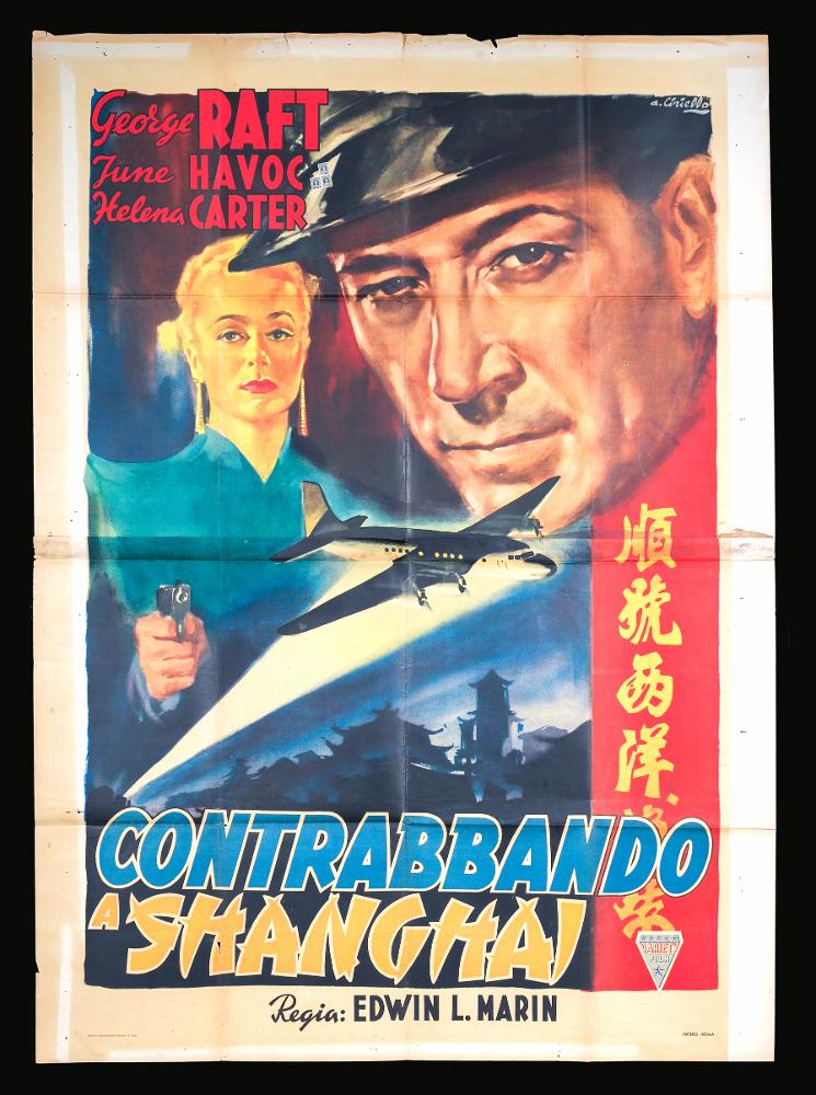 L'immagine riproduce uno dei manifesti conservati presso la Mediateca Regionale Pugliese (vedi Note). Si tratta di una delle versioni grafiche del manifesto del film “Contrabbando a Shanghai”, del 1947. L’illustratore del manifesto è Averardo Ciriello, come si evince dalla firma in alto a destra. Emerge il suo tipico tratto pittorico, caratterizzato da un uso del colore in funzione simbolica e fortemente emotiva, con un’attenzione, quasi maniacale, per il dettaglio e le sfumature chiaroscurali. Lo spazio compositivo è chiaro, proporzionato, eppure molto moderno e comunicativo, con il grande ritratto sulla sinistra di George Raft, la figura femminile sulla sinistra con una pistola in mano e la rappresentazione di un aereo che taglia la composizione creando dinamicità. L'...