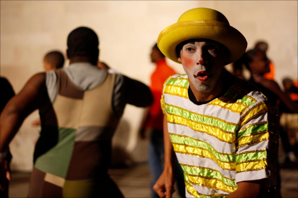 L'immagine fa parte di “Primavera dei Diritti", collezione digitale che raccoglie foto e video dell'omonima manifestazione promossa dalla Regione Puglia - Assessorato al Mediterraneo e realizzata dal Teatro Pubblico Pugliese dal 18 al 28 febbraio 2010 a Bari. Notevole il ritratto a mezzo busto a luce ambiente che immortala un momento della performance "Parata di strada", organizzata dall'Associazione genovese Sarabanda per la regia di Boris Vecchio con la collaborazione di Vinicius Daumas, coordinatore del progetto di Circo Social “Crescer e Viver” di Rio de Janeiro. Lo spettacolo ha animato le strade cittadine di Bari il 18 febbraio 2010, prima giornata della Primavera dei Diritti, presentando una delle più significative esperienze di Circo Social internazionale. L'obi...
