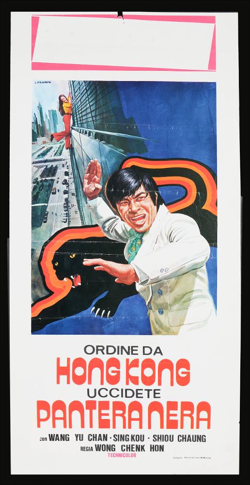 L'immagine riproduce uno dei manifesti conservati presso la Mediateca Regionale Pugliese (vedi Note). Si tratta di una delle locandine del film in bianco e nero “Ordine da Hong Kong uccidete pantera nera” del 1976 per la regia di Wong Chenk Hon. L’illustrazione è a firma di Luciano Crovato (Crovato), come si può leggere in alto a sinistra. Crovato rappresenta sullo sfondo, in maniera molto realistica, una delle scene più drammatiche del film ambientata all’aperto. In primo piano il protagonista immortalato in una mossa di arti marziali con alle spalle la nera pantera evocata dal titolo. Da notare come tutta la parte con le informazioni su titolo, credits e nomi degli attori è fuori dalla cornice riservata all’illustrazione....