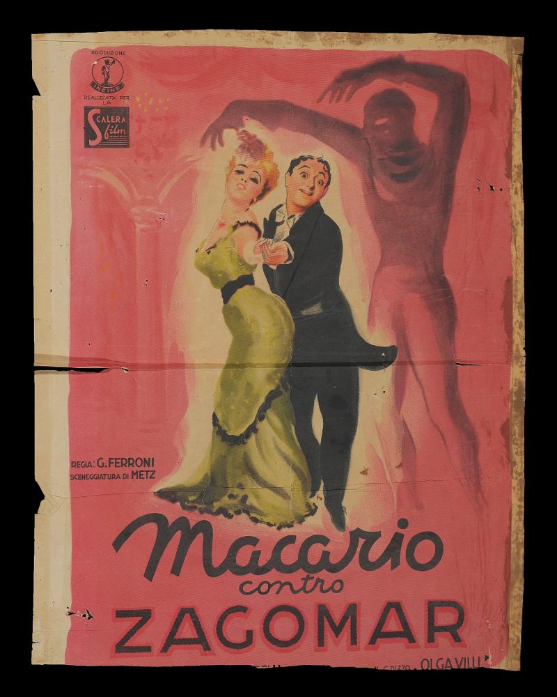 L'immagine riproduce uno dei manifesti conservati presso la Mediateca Regionale Pugliese (vedi Note). Si tratta della fotobusta verticale di "Macario contro Zagomar", film comico italiano del 1943, uno dei tanti con protagonista il popolare attore comico italiano di teatro, cinema e televisione Erminio Macario. La composizione, senza firma, può rientrare nel cosiddetto "primo stile" della pittura da cinema, che si sviluppa a partire dagli anni Trenta. Il linguaggio è narrativo, pieno, con cromatismi vivaci e luminescenti, con immagini figurative e spesso con riflessi retroilluminati, dagli effetti non realistici. Affascinanti i due protagonisti al centro dello spazio, su un fondo rosso immaginario, in cui si intravedono appena degli elementi architettonici e una figura ...