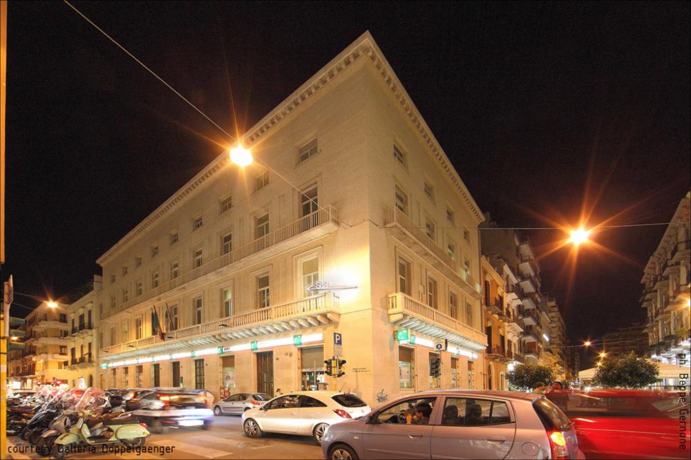 La fotografia in oggetto, scattata dal fotografo Beppe Gernone, immortala l'opera "Sud" dell'artista barese Daniela Corbascio, qui installata sul Palazzo della Banca Nazionale del Lavoro gruppo BNP Paribas in via Dante a Bari. Nella "Scheda dettagliata" una recensione del giornalista e critico d'arte Pietro Marino....