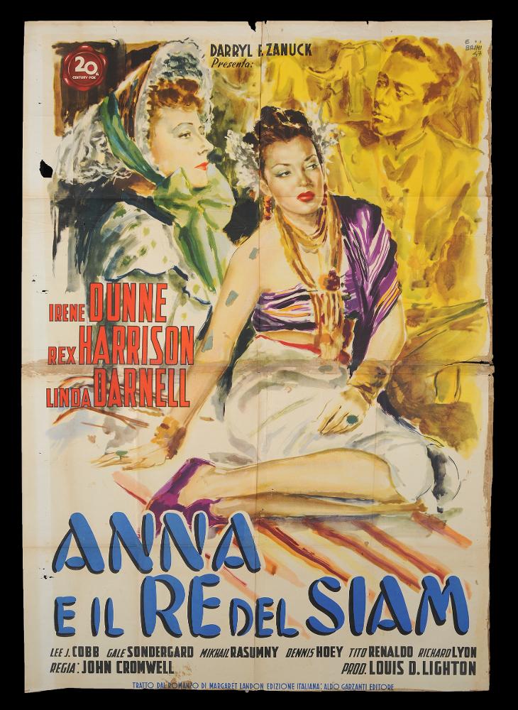 L'immagine riproduce uno dei manifesti conservati presso la Mediateca Regionale Pugliese (vedi Note). Si tratta della versione grafica del manifesto del film "Anna e il Re del Siam", la cui illustrazione è a firma di Ercole Brini. Delicata come tutte le composizioni pittoriche che contraddistinguono le sue opere, per le sue opere Brini prediligeva l'uso degli acquerelli, tecnica che gli permetteva di creare racconti in cui le figure si fondono al paesaggio, figure diverse si fondono una nell'altra, in atmosfere impalpabili e ricche di fascino. Ispirate ai grandi pittori di inizio Novecento, "le composizioni di Brini si caratterizzano per modernità e scioltezza: l'artista non ha bisogno di affidarsi a complicate architetture d'immagine, gli è sufficiente una traccia liqu...