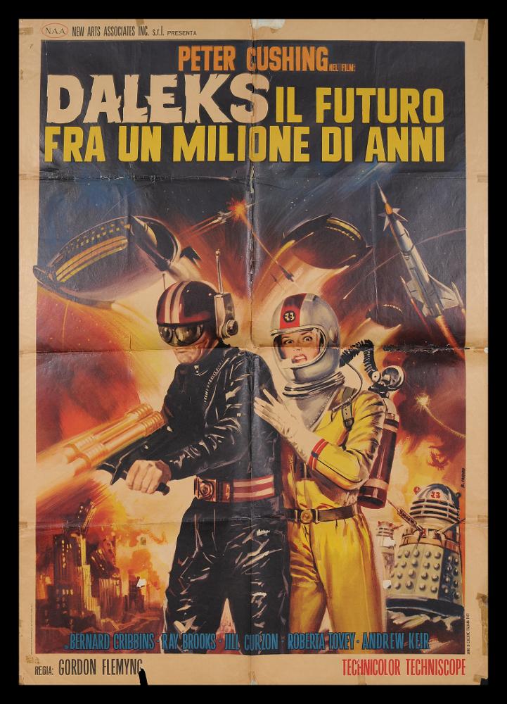 L'immagine riproduce uno dei manifesti conservati presso la Mediateca Regionale Pugliese (vedi Note). Si tratta di una delle versioni grafiche del manifesto del film "Daleks. Il futuro fra un milione di anni", a firma di Renato Casaro, tra i maggiori rappresentanti della grafica e del manifesto del secondo dopoguerra. Autodidatta, sviluppa una grande tecnica e raffinatezza formale sugli esempi più prestigiosi di altri pittori di cinema, primo tra tutti Cesselon, alla quale mescola linguaggi compositivi più innovativi (fotografico e grafico) anche usando tecniche e strumenti diversi, come l'aerografo. Per il manifesto in oggetto, Casaro realizza una composizione d'impatto e scenografica, in cui condensare tutto il significato del film. Il genere fantascentifico gli perme...