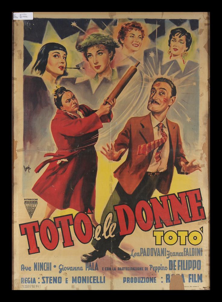 Il manifesto è a firma di Longi (Carlantonio Longi). Longi è un artista, disegnatore e grafico, che ha sperimentato diversi stili: dal tradizionale sfumato, policromo e narrativo degli anni Trenta, fino alle sintesi grafiche contemporanee fatte di pochi colori e disegni lineari. Le prime opere di Longi presentano uno stile più tradizionale caratterizzato dal linguaggio semplice e dai bei ritratti, in questo caso vediamo un ritratto dinamico di Totò colpito da Ave Ninchi, circondato dalle stelle femminili della pellicola: Lea Padovani, Franca Faldini, Giovanna Pala e Primarosa Battistella. Il manifesto originale è conservato nell’Archivio della Mediateca Regionale Pugliese....
