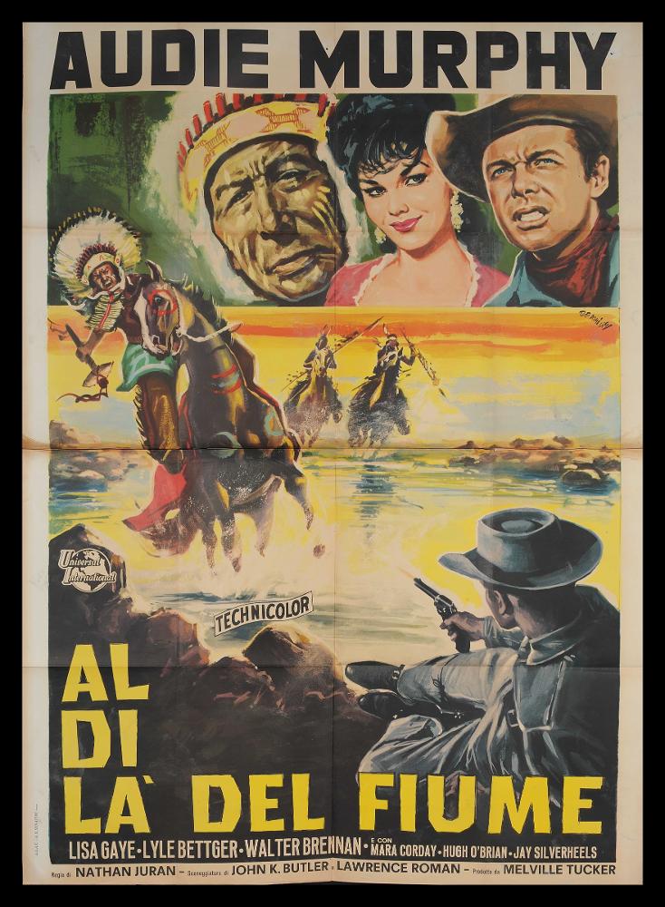 L'immagine riproduce uno dei manifesti conservati presso la Mediateca Regionale Pugliese (vedi Note). Si tratta di una delle versioni grafiche del manifesto del film western americano “Al di là del fiume” del 1954, a firma di De Amicis (Aldo De Amicis) come si evince dalla firma sulla destra. Illustratore romano ha iniziato la sua carriera come vignettista del periodico a fumetti “Il Vittorioso”, opportunità questa che gli permise una maturazione stilistica che lo rese più sicuro e pronto per il mondo della cartellonistica. Colpisce la composizione per i suoi colori brillanti e i contrasti con i toni più scuri che creano movimento. L'artista concepisce due piani, in cui in alto insistono i ritratti dei protagonisti Jay Silverheels, Lisa Gaye e Audie Murphy. Segue una sc...