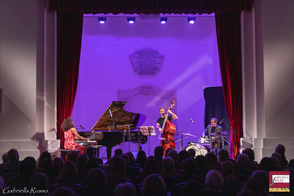 <div class="ql-editor"><div>L’immagine è tratta dal concerto dal titolo ‘A long way’ andato in scena il 2 marzo 2024 presso l’Auditorium Santa Chiara di Foggia in occasione della IX Edizione di Musica Felix, la rassegna organizzata della Fondazione Apulia Felix Onlus, con la preziosa direzione artistica del musicista Dino De Palma, con otto spettacoli in cartellone dal 22 gennaio al 25 maggio 2024. Protagonista della serata Jany McPherson, pianista, cantante e compositrice cubana Jany McPherson, figura di spicco del jazz contemporaneo, che si esibisce in trio con i musicisti francesi Antonio Sgro (contrabbasso) e Yoann Serra (batteria). Il concerto è dedicato al suo album <em>A Long Way</em> (2023), un percorso musicale che riflette le ...