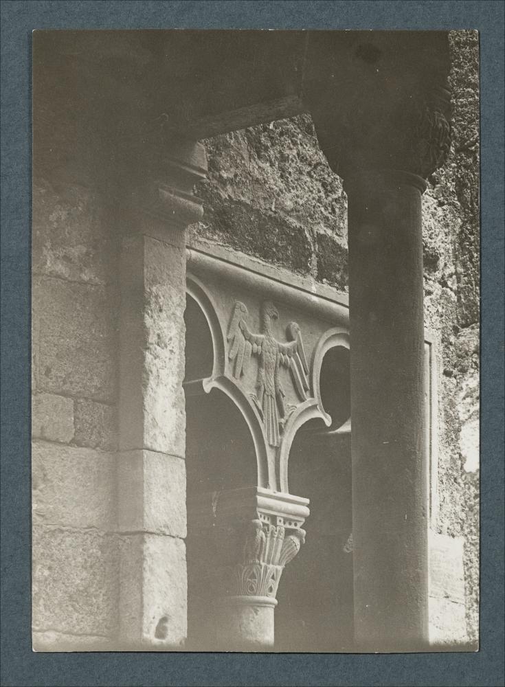 <div class="ql-editor"><div>Documentazione fotografica: Bifora trilobata con aquila sveva, Castello federiciano, Puglia, XIII sec.</div><div><br></div><div class="ql-align-justify">La raccolta fotografica di Giuseppe Ceci (1863-1938), studioso delle arti figurative dell’Italia meridionale e tra i promotori delle Società di Storia Patria di Napoli e della Puglia, si inserisce nel vivace clima culturale dell’Italia postunitaria, caratterizzato dal progressivo consolidarsi di una «coscienza nazionale» alimentata anche dal confronto e dal dialogo con le realtà storiche e culturali locali.</div><div class="ql-align-justify">Oggi la Biblioteca Comunale di Andria conserva oltre settecento fotografie dedicate alla Puglia medievale, a Napoli e al ...