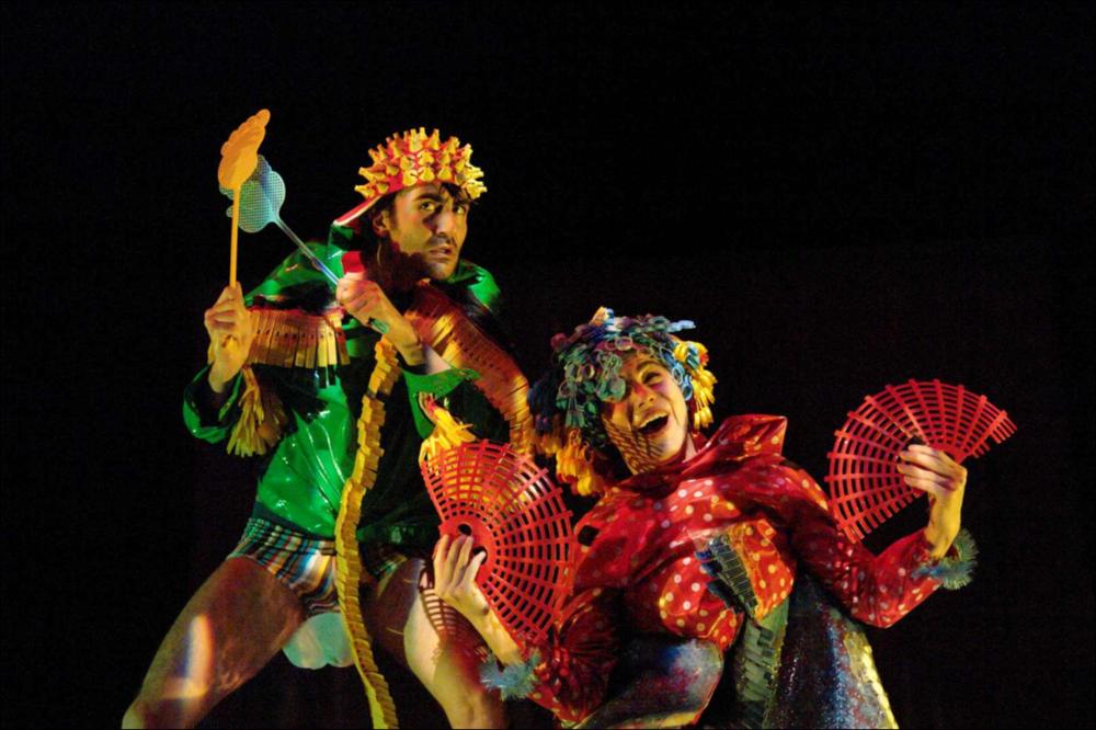 La fotografia in oggetto, ad opera di Bigsur, immortala un momento dello spettacolo “Giardini di Plastica”, una delle produzioni 2015-2016, dedicate al teatro per ragazzi, messe in scena dalla compagnia teatrale Koreja di Lecce. Lo spettacolo, sotto la regia di Salvatore Tramacere, permette al pubblico di viaggiare attraverso mondi fantastici e colorati, mondi abitati da tre personaggi camaleontici, ora extraterrestri, ora samurai, fate o angeli. I costumi e gli oggetti di scena provengono tutti dalla nostra quotidianità ma sul palco acquisiscono nuova vita: bacinelle diventano astronavi, cannucce e mollette servono per abbellire i vestiti, tappi di plastica usati come parrucche. In questa fotografia ci sono due attori dello spettacolo che sfoggiano i loro abiti dai col...