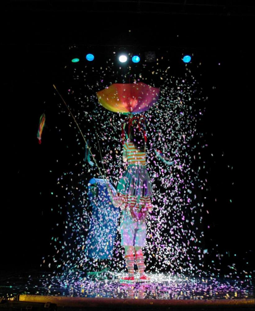 La fotografia in oggetto, ad opera di Bigsur, immortala un momento dello spettacolo “Giardini di Plastica”, una delle produzioni 2015-2016, dedicate al teatro per ragazzi, messe in scena dalla compagnia teatrale Koreja di Lecce. Lo spettacolo, sotto la regia di Salvatore Tramacere, permette al pubblico di viaggiare attraverso mondi fantastici e colorati, mondi abitati da tre personaggi camaleontici, ora extraterrestri, ora samurai, fate o angeli. I costumi e gli oggetti di scena provengono tutti dalla nostra quotidianità ma sul palco acquisiscono nuova vita: bacinelle diventano astronavi, cannucce e mollette servono per abbellire i vestiti, tappi di plastica usati come parrucche. Questa fotografia rende subito l'idea del magico, della fantasia giocosa e della spensierat...