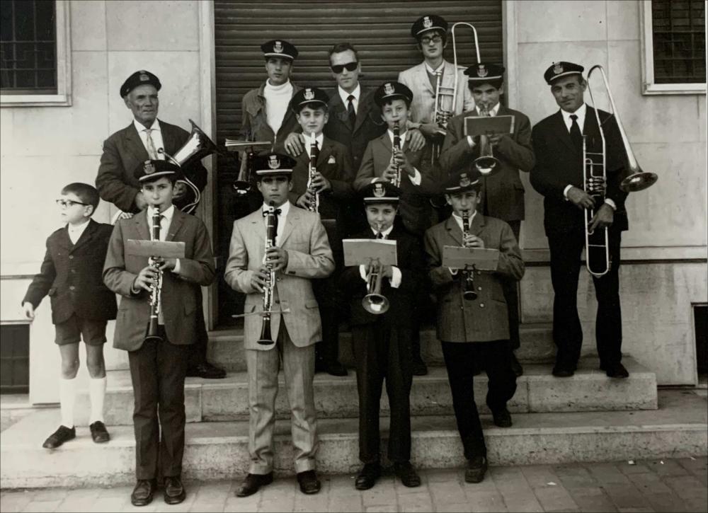 <div class="ql-editor"><div>La foto storica, risalente al novembre 1968, mostra gli allievi del "Complesso Bandistico Città di San Paolo di Civitate", in provincia di Foggia, con il maestro Felice Maiellaro.</div><div>Questo Complesso Bandistico, fondato nel 1922 dal Maestro Vincenzo Venditti, rappresenta una delle espressioni più importanti della tradizione culturale e musicale della comunità locale. Nato con finalità educative e artistiche, il complesso è divenuto negli anni un importante strumento di formazione musicale, coesione sociale e trasmissione dei valori culturali e religiosi.</div><div>La banda, composta da strumenti a fiato e percussioni, partecipa alle principali celebrazioni civili e religiose di San Paolo di Civitate e d...
