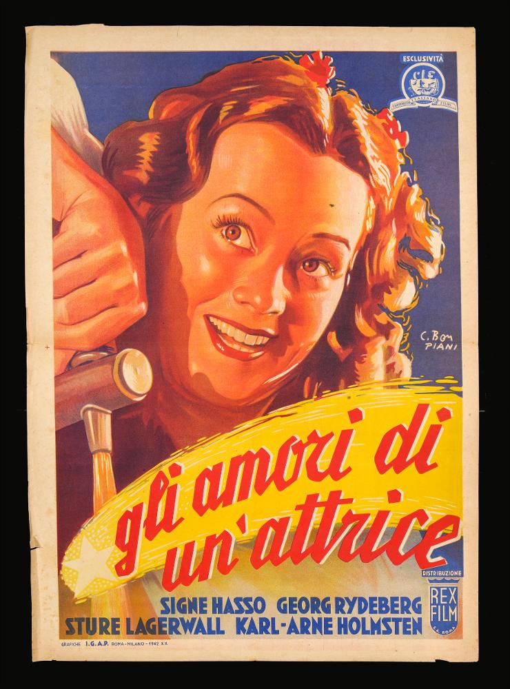 L'immagine riproduce uno dei manifesti conservati presso la Mediateca Regionale Pugliese (vedi Note). Si tratta di una delle due versioni della fotobusta verticale per il film "Gli amori di un'attrice", che porta la firma di C. Bompiani. Si potrebbe attribuire al pittore romano Carlo Ludovico Bompiani, autore di ritratti, nature morte e paesaggi, formatosi presso le Accademie di Francia e Inghilterra. Nel 1935 iniziò la sua attività come cartellonista per il cinema prima presso il Consorzio EIA, poi come direttore per l'ufficio pubblicità della Generalcine; dopo la guerra riprese l'attività artistica stringendo collaborazioni con un gruppo di intellettuali, fra cui Federico Fellini e Guglielmo Guasta Veglia. La sua produzione fu intensa e in continua evoluzione artistic...