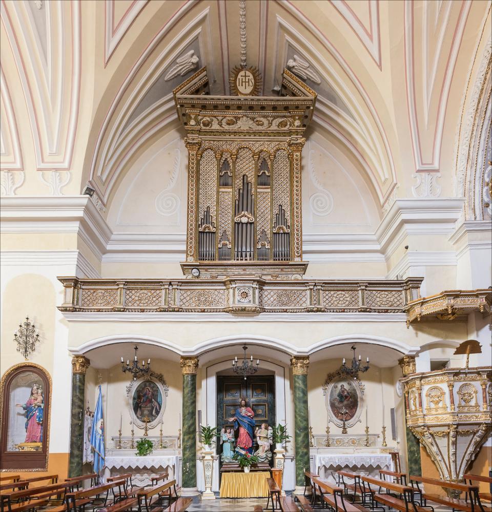 L'organo rappresentato nell'immagine digitale è collocato nella chiesa matrice di S. Nicola Magno. La chiesa fu edificata a partire dal 1577 e terminata nel 1635 prevedendo più fasi di ampliamento. Al 1635 si data il Cappellone di S. Nicola realizzato dallo scultore leccese Angelo Ricciardi. Al 1672 risale la data della consacrazione da parte del mons. Antonio Carafa. L’interno presenta pregevoli altari con colonne tortili finemente scolpite e la Visione di S. Francesco di Fra Angelo da Copertino. Stucchi dorati dello scultore Cesare Penna adornano i medaglioni affrescati nel 1705 di Giuseppe Andrea Manfredi di Scorrano. Si segnala inoltre la statua della Madonna del Rosario di Nicola Fumo e un Cristo alla colonna attribuito a Vespasiano Genuino. Al 1628 si data l’organ...