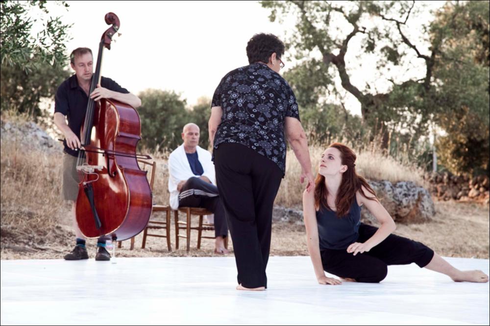 L'immagine digitale in oggetto è parte della collezione “Puglia Green Hour” nata dall'omonimo progetto di Teatro Pubblico Pugliese. Fu organizzato su un calendario fitto e intenso di spettacoli programmati tra giugno e luglio 2012 all'interno dei Parchi Regionali della Puglia, per parlare di arte, musica, teatro e filosofia ispirati dalle bellezze primordiali del paesaggio pugliese in aree territoriali spesso dimenticate o poco valorizzate. La fotografia scattata negli spazi esterni della Masseria Giummetta a Montalbano di Fasano, documenta uno dei momenti della performance artistica eseguita dal coreografo Virgilio Sieni. A fare da palcoscenico alla performance, istantanea ed improvvisata, la campagna desolata degli ulivi semplicemente riscaldata da un sole ormai basso...
