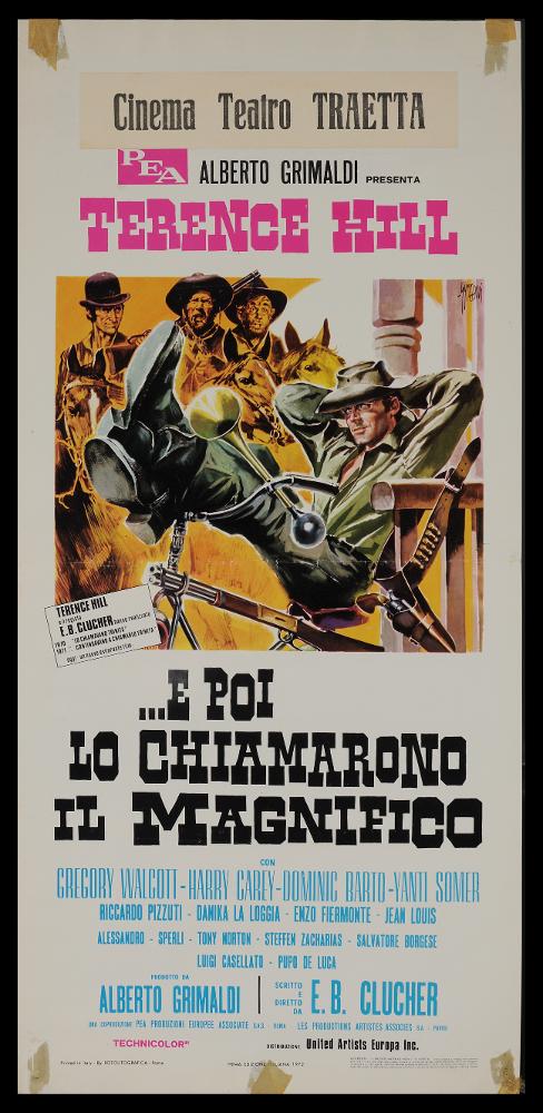 L'immagine riproduce uno dei manifesti conservati presso la Mediateca Regionale Pugliese (vedi Note). Si tratta della versione grafica realizzata per la locandina del film "...E poi lo chiamarono il Magnifico", a firma di Symeoni, di cui si conserva dello stesso film anche il manifesto. Noto per essere uno dei pittori di cinema più prolifici, Sandro Symeoni si distinse per una grande pittoricità, un gusto originale basato sulla bellezza formale, soprattutto femminile, e più tardi per composizioni moderne basate su ritmi spezzati e drammatici. Realizzata agli inizi degli anni '70 per il film western italiano, l'illustrazione pittorica in oggetto si caratterizza per pennellate molto rapide, schizzate, che contraddistinguono il tratto moderno di Syme...