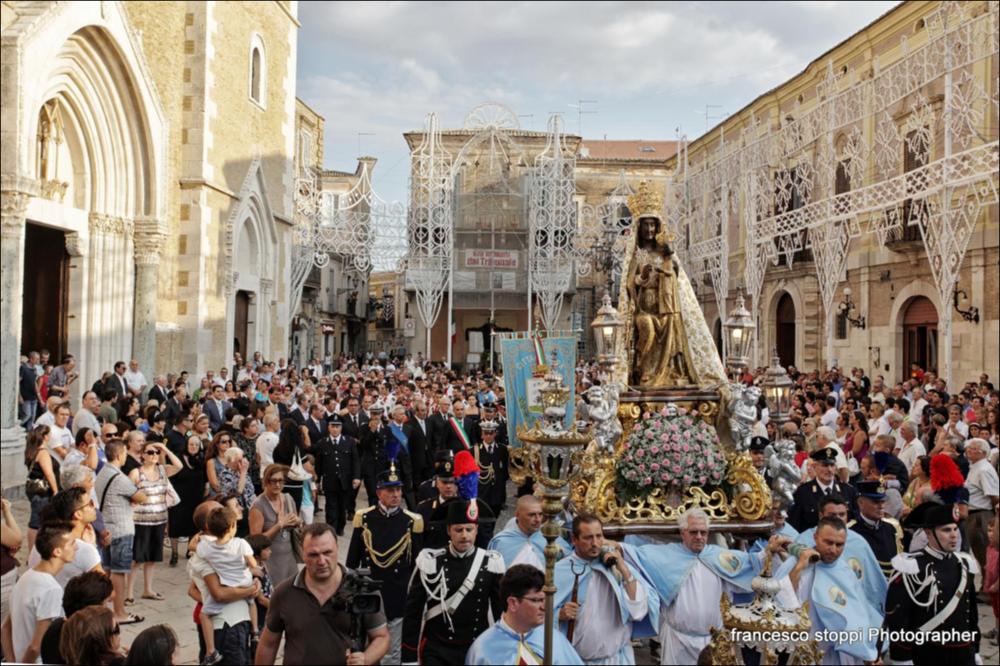 <div class="ql-editor"><div>La fotografia immortala un momento della festa patronale di Lucera in onore di Santa Maria, con la statua della Santa in Processione, nell'anno 2012.</div><div>Le feste patronali di Lucera (FG), celebrate dal 14 al 16 agosto in onore di Santa Maria Patrona, rappresentano il momento culminante della vita sociale, culturale e religiosa della città e costituiscono il più potente catalizzatore del suo senso di identità collettiva.</div><div>La festa si configura come un autentico sincretismo di devozione, folklore e tradizione, in cui sacro e profano si intrecciano armoniosamente: riti religiosi, solenni processioni, luminarie, concerti e spettacoli pirotecnici scandiscono tre giorni di intensa partecipazione popolare. Si tratta di...